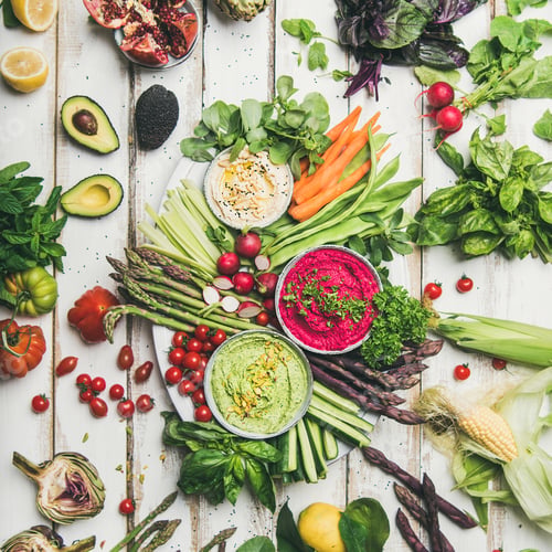 Preview: Chickpea, beetroot and spinach humus dips with fresh vegetables