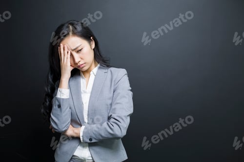 Preview: Worried businesswoman