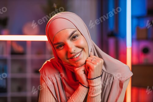 Preview: Portrait of muslim woman in hijab smiling sincerely at home