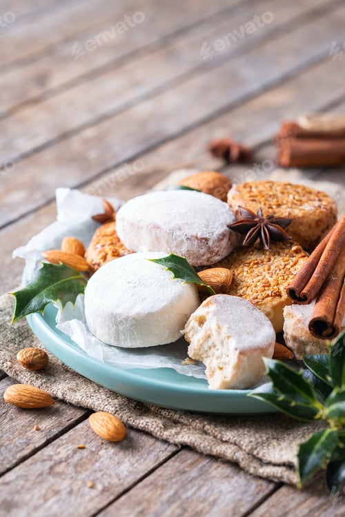 Preview: Typical Spanish Christmas sweets, shortbread mantecados and polvorones