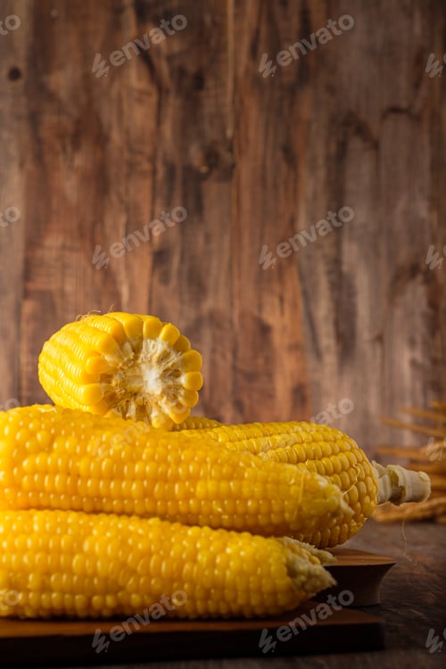 Preview: Group of corn cob in tray on wood tabele and wall