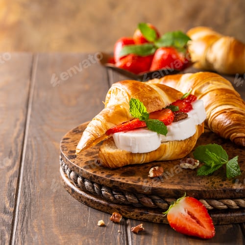 Preview: Sandwich croissant with goat cheese
