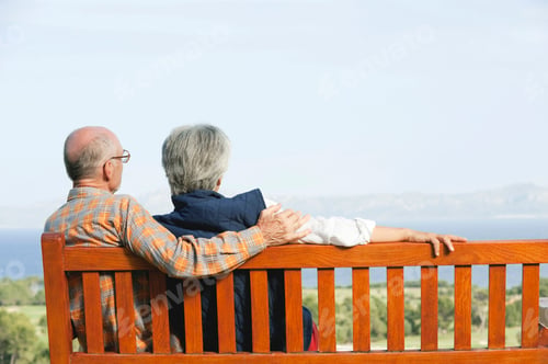 Vista previa: Spain, Mallorca, Senior couple sitting on bench, rear view