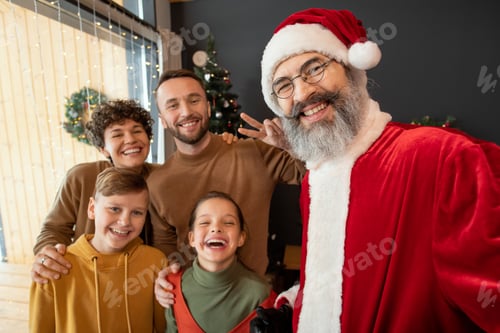 Preview: Selfie Of Santa With Family