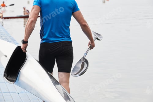 Preview: Kayaker with boat and paddle
