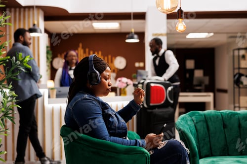 Preview: Woman tourist with smartphone in hotel