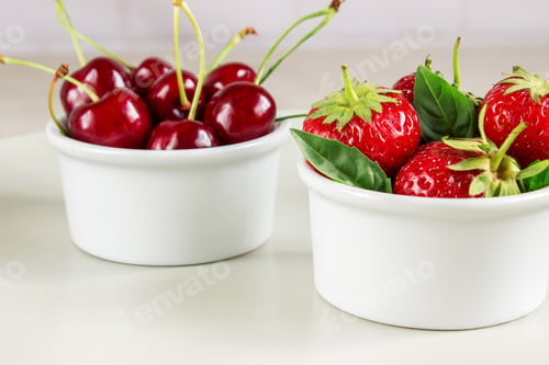 Preview: Ripe strawberries, mint and black cherry