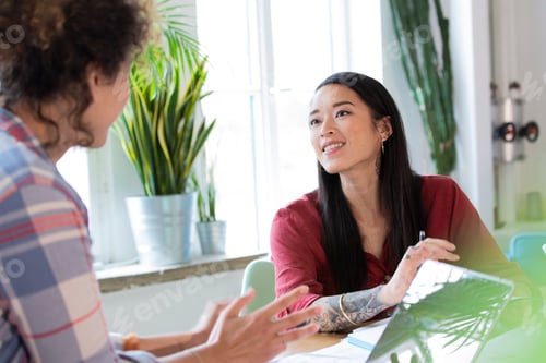 Vista previa: Dos mujeres hablando en la mesa en la oficina