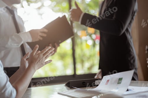 Visualização: Great job! manager / boss praising the staff employee in the office after review document.