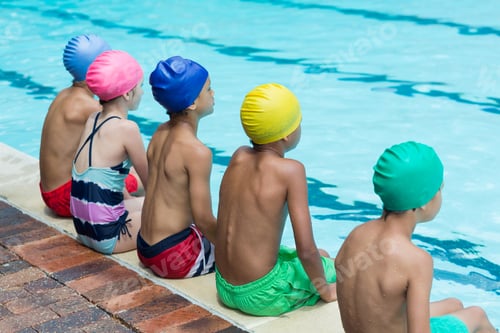 Preview: Friends sitting at poolside