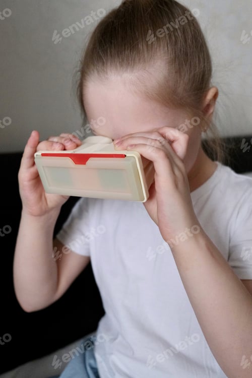 Preview: A child is watching slides through a slide show.