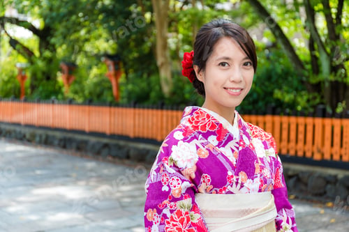 Preview: Japanese woman in Temple