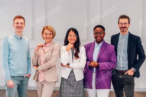 Vista previa: Grupo empresarial multirracial de personas que tienen una reunión en una oficina