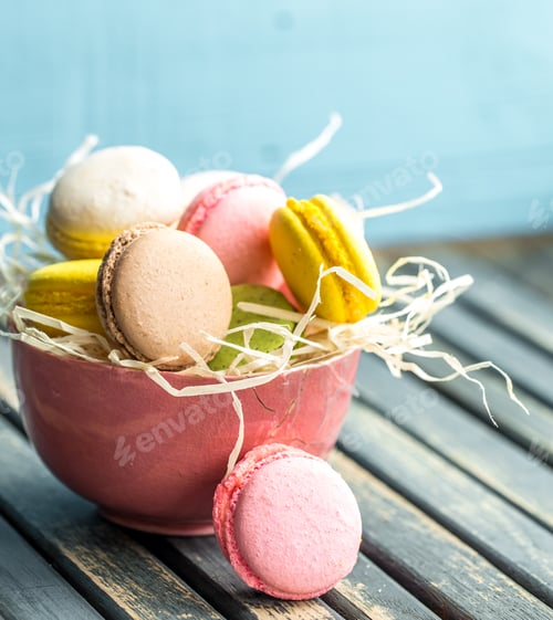 Preview: macaroons in bowl on wooden background