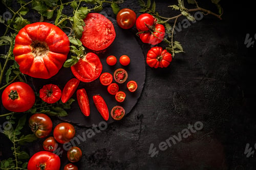 Preview: Fresh red sliced and whole tomatoes