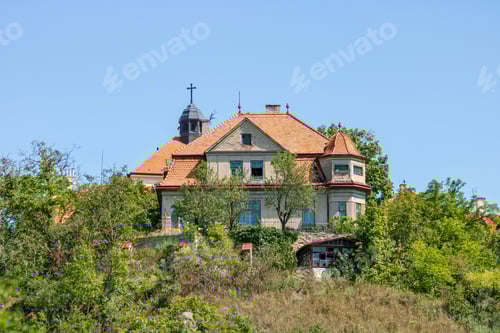 Preview: Charming historic building with red-tiled roof.