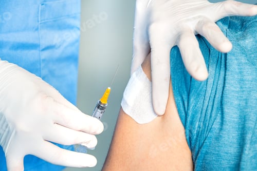 Preview: A nurse or medical staff with white gloves has just put a dose of the vaccine to prevent Covid-19