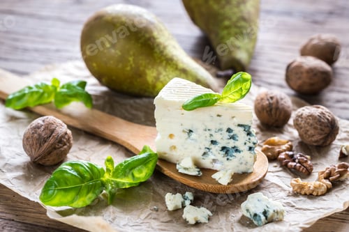 Preview: Blue cheese with walnuts and pears