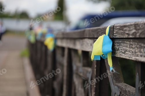 Preview: Ribbons in the colors of the national flag of Ukraine are tied to the handrail