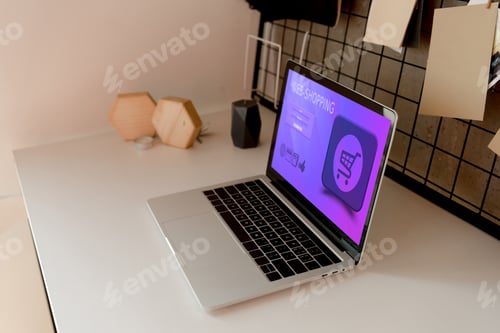 Vista previa: vista de cerca de una computadora portátil digital con letras de compras en la web en la mesa de casa