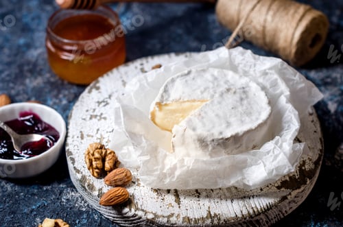 Preview: Camembert cheese, brie, grapes, nuts and crackers