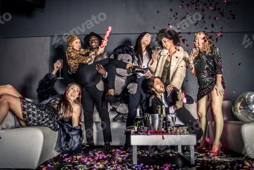 Visualização: Amigos fazendo festa em uma boate