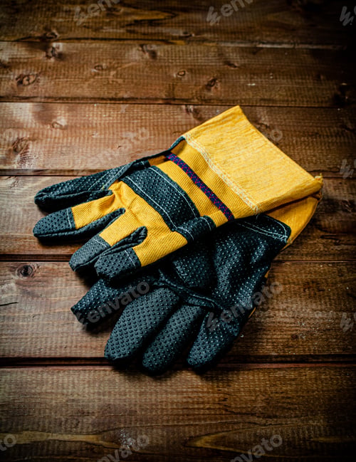 Preview: A pair of construction gloves on the table.