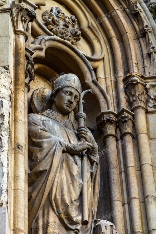 Preview: Statue at Notre dame Paris
