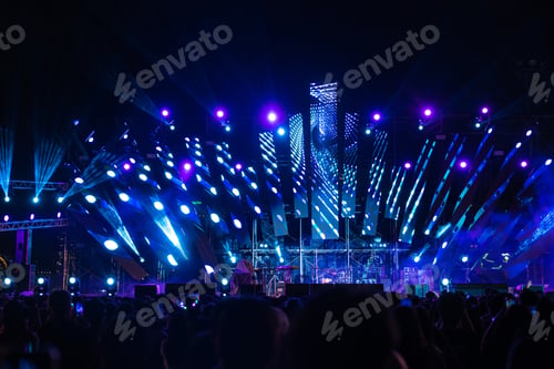 Preview: The night comes alive at a concert festival with a jubilant crowd in front of the brilliantly lit