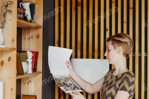 Preview: The girl designer designs the design of the apartment