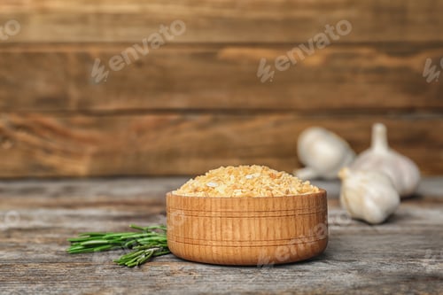 Preview: Bowl of granulated dry garlic and rosemary on wooden table