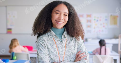 Visualização: Professora, braços cruzados e sorrindo na sala de aula com crianças da escola, orgulhosa ou feliz por cuidar da educação