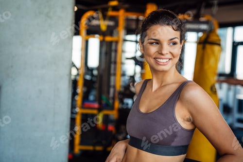 Vista previa: Beautiful fit fitness woman exercising in gym to stay healthy