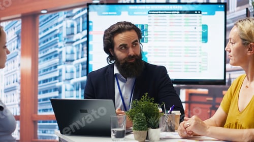 Vista previa: Consultor elabora estrategias para realizar inversiones y generar fondos