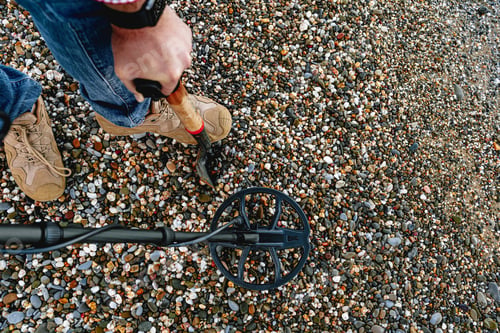 Preview: Metal detector coil in action above the ground