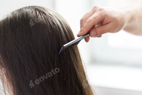 Preview: Hairdresser does hair style of woman