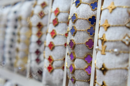 Preview: Colorful bracelets displayed in a jewelry shop