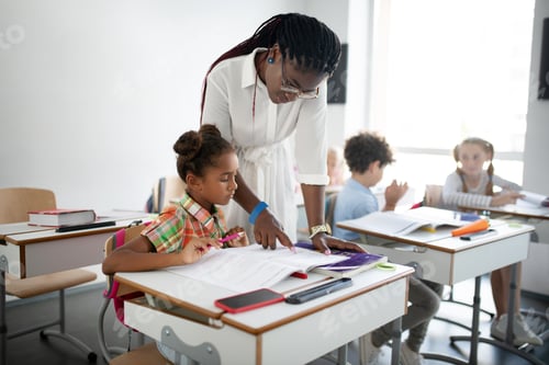 Visualização: Professora parada perto da garotinha e lendo para ela