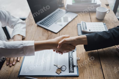 Preview: Agent and customer shake hands when successful trading houses. House and real estate trading ideas.