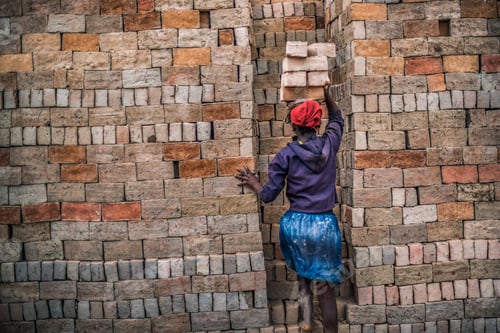 Visualização: Trabalhadores de tijolos perto de Ranomafana, região de Haute Matsiatra, Madagascar