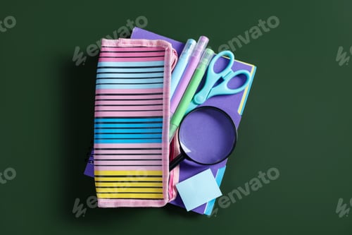 Visualização: Feliz dia do professor. Papelaria diferente sobre fundo verde, vista superior