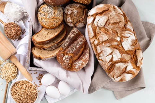 Preview: Sliced rye bread on cutting board, closeup.