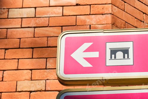 Preview: white arrow on a signal indicating monuments in a historic center
