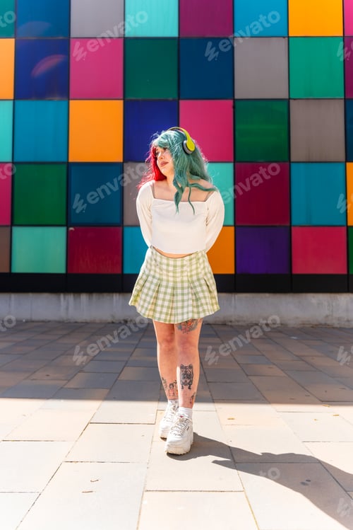 Preview: Nerdy girl with two-color hair and headphones