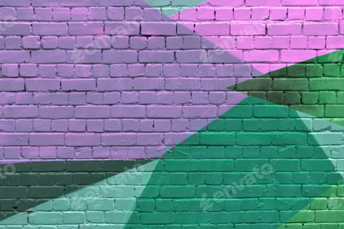 Visualização: Mural geométrico abstrato com formas sobrepostas em rosa, verde e roxo cobre a parede de tijolos