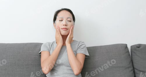 Preview: Woman apply paper mask on face