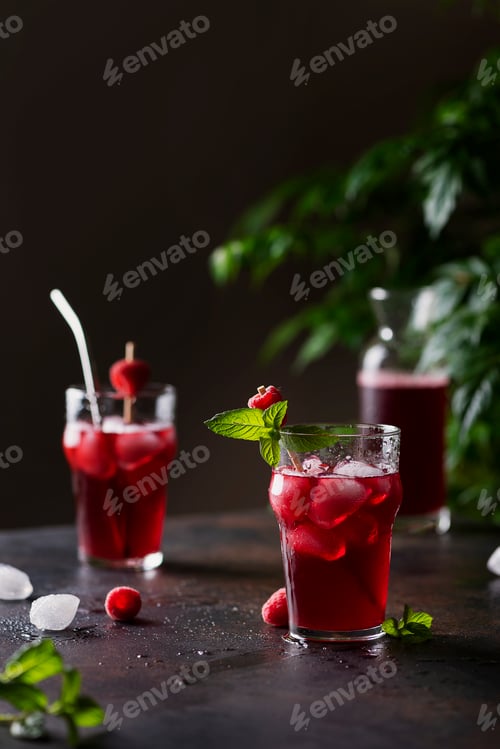 Preview: Fresh summer cold cocktail with raspberry