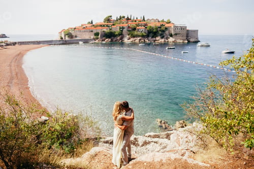 Preview: honeymoon couple travel sea side back view