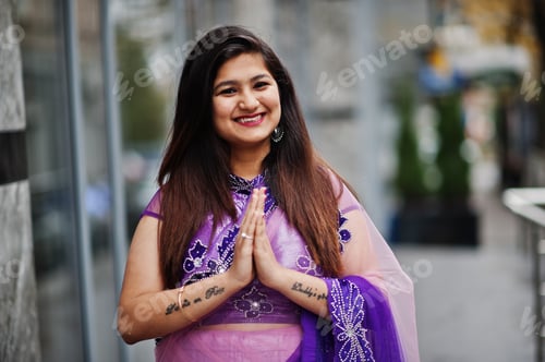Preview: Indian hindu girl at traditional violet saree
