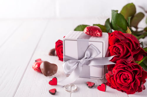 Preview: Fresh red roses and gift box on wooden table